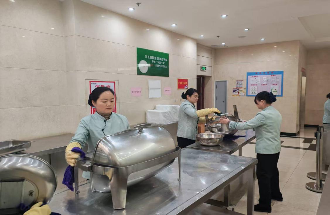 拾金不昧展美德 真诚服务树榜样